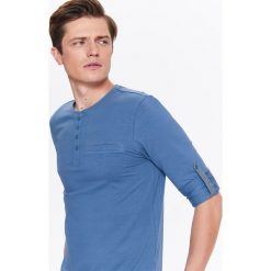T-SHIRT MĘSKI Z WYWIJANYMI RĘKAWAMI. Niebieskie t-shirty męskie Top Secret, na lato, xxl, bez wzorów, z bawełny, z kontrastowym kołnierzykiem, długie. W wyprzedaży za 49,99 zł.