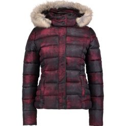 Kaporal BASIL Kurtka zimowa bordeaux. Czerwone kurtki damskie zimowe Kaporal, xs, z materiału. W wyprzedaży za 359,20 zł.