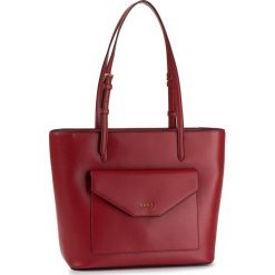 Torebka DKNY - Alexa-Tote R94A3F28 Bright Red. Czerwone torebki klasyczne damskie DKNY, bez wzorów, ze skóry, klasyczne, bez dodatków. W wyprzedaży za 639,00 zł.