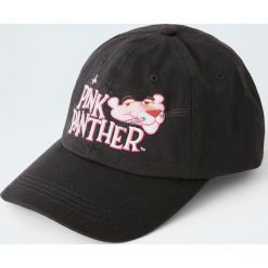 Czarna czapka z Różową Panterą. Czarne czapki męskie Pull&Bear, bez wzorów. Za 59,90 zł.