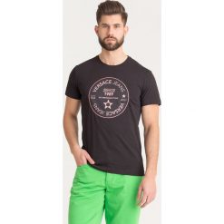 T-SHIRT Versace Jeans. Czarne t-shirty męskie Versace Jeans, s, z nadrukiem, z bawełny, z okrągłym kołnierzem. Za 286,30 zł.