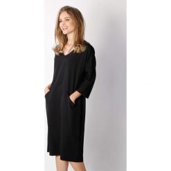 Sukienka w kolorze czarnym. Czarne sukienki damskie Moda na kolor, xs, bez wzorów, bez kołnierzyka, bez rękawów, midi. W wyprzedaży za 124,95 zł.