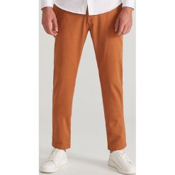 Bawełniane spodnie slim fit - Brązowy. Pomarańczowe spodnie męskie Reserved, m, bez wzorów, z bawełny. Za 149,99 zł.