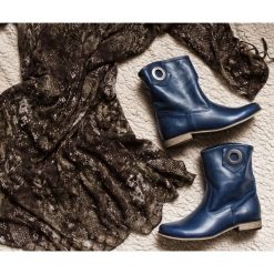 Wsuwane botki na niskim obcasie - skóra naturalna - model 270 - kolor granatowy. Niebieskie botki damskie Zapato, ze skóry, klasyczne, na niskim obcasie, bez zapięcia. W wyprzedaży za 319,20 zł.