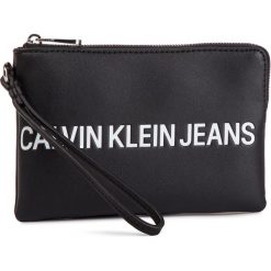 Torebka CALVIN KLEIN JEANS - Sculpted Logo Mini Wristlet K60K605269 001. Czarne torebki klasyczne damskie marki Calvin Klein Jeans, bez wzorów, z jeansu, eleganckie, bez dodatków. Za 179,00 zł.