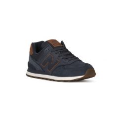 Buty New Balance M574NBD. Niebieskie trampki męskie New Balance, bez wzorów, bez zapięcia. Za 543,38 zł.