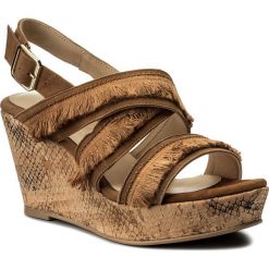 Sandały BRENDA ZARO - TZ2247 Suede Coconut. Pomarańczowe klapki damskie Brenda Zaro, z aplikacjami, ze skóry, bez obcasa, na obcasie. W wyprzedaży za 299,00 zł.