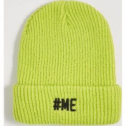 Czapka beanie z haftem - Żółty. Żółte czapki damskie Sinsay, z haftami. W wyprzedaży za 4,99 zł.