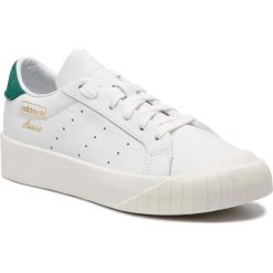 Buty adidas - Everyn W CG6076 Ftwwht/Ftwwht/Cgreen. Białe buty sportowe damskie Adidas, bez wzorów, ze skóry ekologicznej, sportowe. W wyprzedaży za 279,00 zł.