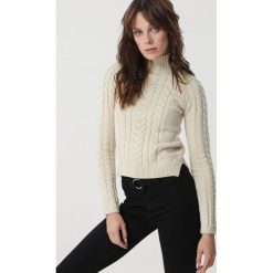 Jasnobeżowy Golf Lenaghan. Brązowe swetry damskie Born2be, s, bez wzorów, z dzianiny, eleganckie, bez rękawów, bez kaptura. Za 109,99 zł.