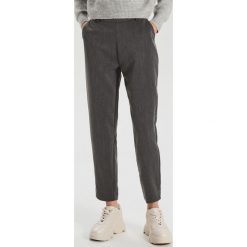 Spodnie chino - Szary. Szare chinosy damskie Cropp, bez wzorów. Za 79,99 zł.