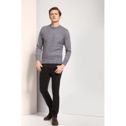 SWETER DŁUGI RĘKAW MĘSKI. Szare swetry męskie Top Secret, na zimę, xl, bez wzorów, z wełny, klasyczne, z klasycznym kołnierzykiem, bez kaptura. W wyprzedaży za 29,99 zł.