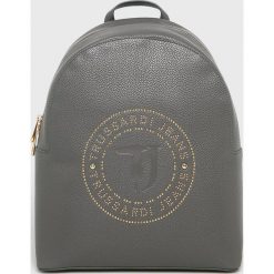Trussardi Jeans - Plecak. Szare plecaki damskie Trussardi Jeans, z aplikacjami, z poliesteru, eleganckie. W wyprzedaży za 599,90 zł.