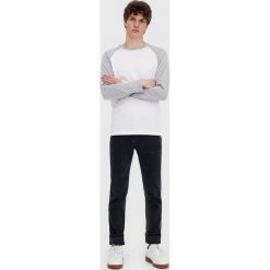 Czarne jeansy slim fit. Czarne jeansy męskie relaxed fit marki Pull & Bear. Za 59,90 zł.