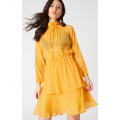 NA-KD Boho Sukienka z marszczoną stójką - Orange. Pomarańczowe długie sukienki marki NA-KD Boho, z poliesteru, boho, ze stójką, z długim rękawem. Za 161,95 zł.