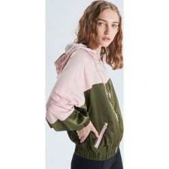 Nylonowa kurtka z kapturem - Różowy. Różowe kurtki damskie Cropp, s, bez wzorów, z nylonu, z kapturem. Za 139,99 zł.