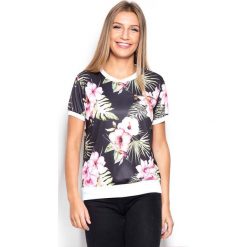 Bluzka w Kwiaty na Czarnym Tle z Kieszonką na Suwak. Czarne bluzki damskie Molly.pl, xl, w kwiaty, z tkaniny, wizytowe, bez kołnierzyka, z krótkim rękawem. Za 119,90 zł.