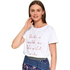 T-shirt damski z nadrukiem. Białe t-shirty damskie Top Secret, z nadrukiem, klasyczne, z klasycznym kołnierzykiem. W wyprzedaży za 24,99 zł.