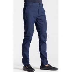 Granatowe chinosy Armani Jeans. Niebieskie spodnie męskie m, z aplikacjami, z bawełny. Za 239,70 zł.