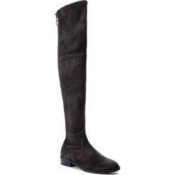 Muszkieterki STUART WEITZMAN - Lowland YL53478 Asphalt Suede. Szare kozaki damskie marki Stuart Weitzman, ze skóry, bez obcasa, bez zapięcia. Za 3569,00 zł.