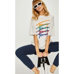 Tommy Jeans - Top. Szare bluzki damskie Tommy Jeans, s, z nadrukiem, z bawełny, casualowe, z okrągłym kołnierzem. W wyprzedaży za 99,90 zł.