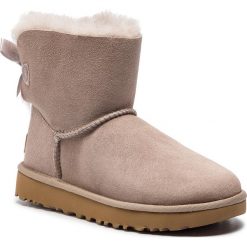 Buty UGG - W Mini Bailey Bow II 1016501 W/Oys. Brązowe kozaki damskie marki Ugg, na zimę, ze skóry, bez obcasa, bez zapięcia. W wyprzedaży za 599,00 zł.