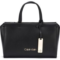 Calvin Klein Enfold Medium Torebka Czarny. Czarne torebki klasyczne damskie w paski, z materiału. Za 485,95 zł.