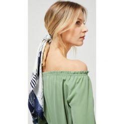 Apaszka w kwiaty. Niebieskie szaliki damskie Moodo, w kwiaty, z poliesteru. Za 19,99 zł.