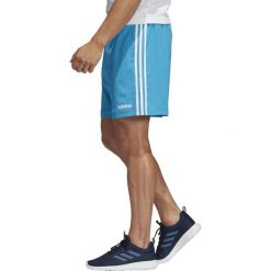 MĘSKIE SZORTY ADIDAS CHELSEA LIGHT BLUE (S). Niebieskie spodenki i szorty męskie Adidas, s, w paski, klasyczne. W wyprzedaży za 119,99 zł.