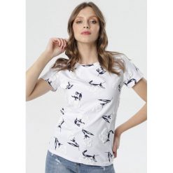 Biały T-shirt Amymone. Białe bluzki damskie Born2be, s, z nadrukiem, z okrągłym kołnierzem. Za 39,99 zł.