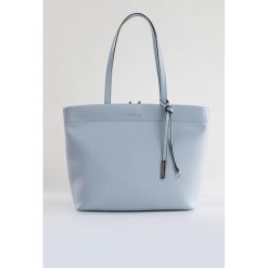 Torba typu shopper z przywieszką. Torby damskie na zakupy Monnari, bez wzorów, ze skóry, bez dodatków. Za 99,60 zł.