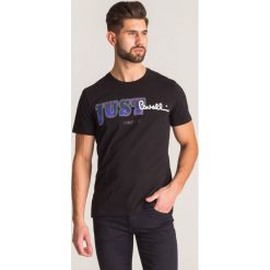 Czarny t-shirt Just Cavalli z fioletowym nadrukiem. Czarne t-shirty męskie Just Cavalli, xl, z nadrukiem, z bawełny, z okrągłym kołnierzem. Za 203,60 zł.