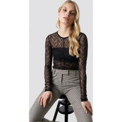 NA-KD Party Long Sleeve Lace Top - Black. Czarne topy damskie marki NA-KD Party, bez wzorów, z koronki, z okrągłym kołnierzem. W wyprzedaży za 60,97 zł.