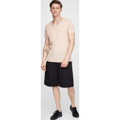 Koszulka w paski z okrągłym dekoltem. Czerwone t-shirty męskie marki Pull & Bear, w paski, z okrągłym kołnierzem. Za 24,90 zł.