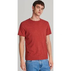 T-shirt z melanżowej dzianiny - Bordowy. Czerwone t-shirty męskie Reserved, s, bez wzorów, z dzianiny, bez kołnierzyka. Za 29,99 zł.