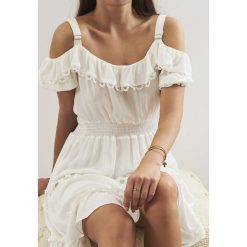 Biała Sukienka Waterfall Happiness. Białe sukienki damskie Renee, na lato, s, z aplikacjami, z falbankami, bez rękawów, mini. Za 119,99 zł.