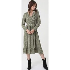 Zielona Sukienka Connellan. Zielone sukienki damskie Born2be, na co dzień, s, w paski, z tkaniny, bez kołnierzyka, bez rękawów, długie, midi, kopertowe. Za 119,99 zł.