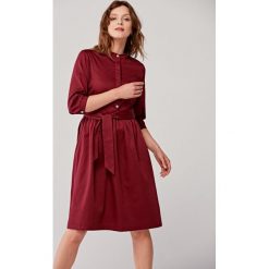 Sukienka Aglaia śliwkowa 32 fioletowy. Fioletowe sukienki damskie Marie Zélie, na imprezę, w paski, z elastanu, ze stójką, bez rękawów, rozkloszowane. Za 497,00 zł.