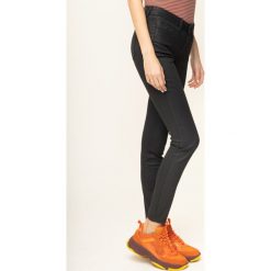 Jeansy Slim Fit Calvin Klein Jeans J20J212725. Czarne jeansy damskie Calvin Klein Jeans. W wyprzedaży za 239,00 zł.