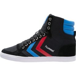 Hummel SLIMMER STADIL Tenisówki i Trampki wysokie black/blue/red. Czarne tenisówki damskie Hummel, ze skóry. Za 299,00 zł.