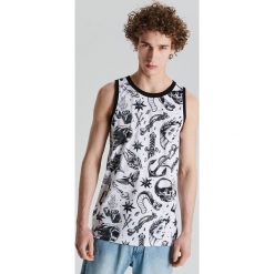 Tank top z nadrukiem all over - Biały. Białe t-shirty męskie Cropp, s, z nadrukiem, bez kołnierzyka. Za 39,99 zł.