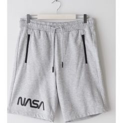 Dresowe szorty NASA - Jasny szary. Szare spodenki i szorty męskie Sinsay, s, bez wzorów, z dresówki. Za 49,99 zł.