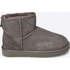 UGG - Buty Classic Her/Mini II. Szare botki damskie na obcasie marki Ugg, z futra. Za 759,90 zł.