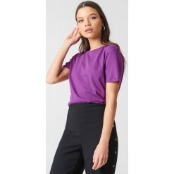 NA-KD Basic T-shirt basic - Purple. Fioletowe t-shirty damskie marki NA-KD Basic, bez wzorów, z bawełny, z okrągłym kołnierzem. W wyprzedaży za 21,18 zł.
