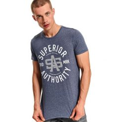 T-shirt z nadrukiem. Niebieskie t-shirty męskie Top Secret, na zimę, xl, z nadrukiem, z bawełny, z kontrastowym kołnierzykiem, krótkie. W wyprzedaży za 24,99 zł.