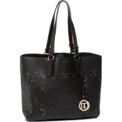 Torebka MONNARI - BAG0120-020 Black. Czarne torebki klasyczne damskie Monnari, bez wzorów, ze skóry ekologicznej, klasyczne, na ramię, bez dodatków. W wyprzedaży za 129,00 zł.