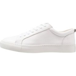 Shoe The Bear COLE Sneakersy niskie white. Białe sneakersy męskie marki Shoe The Bear, bez wzorów, ze skóry, bez zapięcia. Za 509,00 zł.