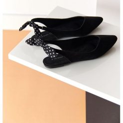 BALETKI DAMSKIE. Czarne baleriny damskie Top Secret, bez wzorów, z zamszu, eleganckie, bez obcasa. W wyprzedaży za 29,99 zł.