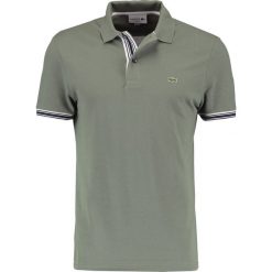 Lacoste Koszulka polo khaki. Brązowe koszulki polo męskie Lacoste, s, bez wzorów, z bawełny, polo, bez rękawów. W wyprzedaży za 343,20 zł.