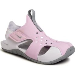 Sandały NIKE - Sunray Protect 2 (PS) 943826 501 Iced Lilac/Particle Grey. Szare sandały dziewczęce Nike, z tworzywa sztucznego, bez zapięcia. Za 149,00 zł.